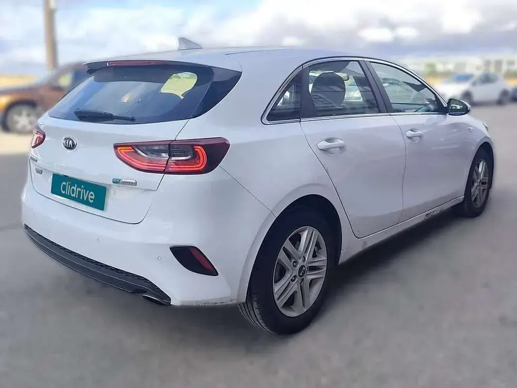 Usado Kia Ceed 136 CV (100 kW) 2021 Blanco Utilitario