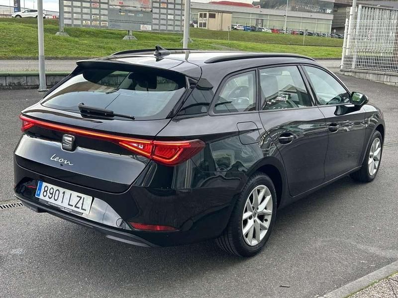 Usado Seat Leon ST Reference 116 CV (85 kW) 2022 Negro Familiar