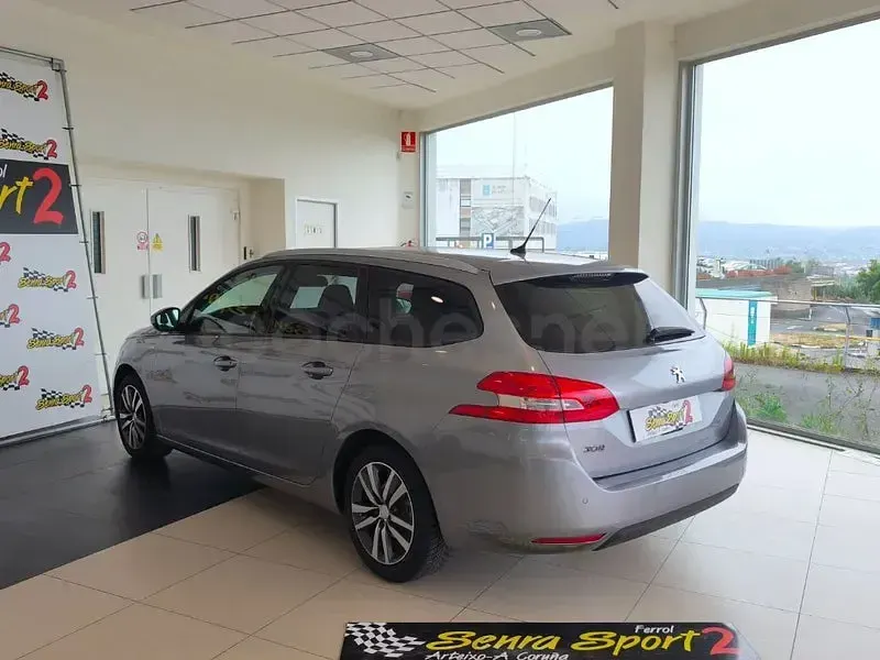 Usado Peugeot 308 SW Style 130 CV (95 kW) 2021 Gris / plata Familiar
