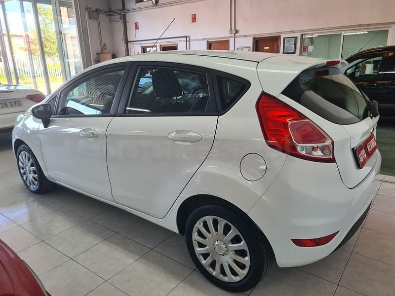 Usado Ford Fiesta Titanium 82 CV (60 kW) 2015 Blanco Berlina