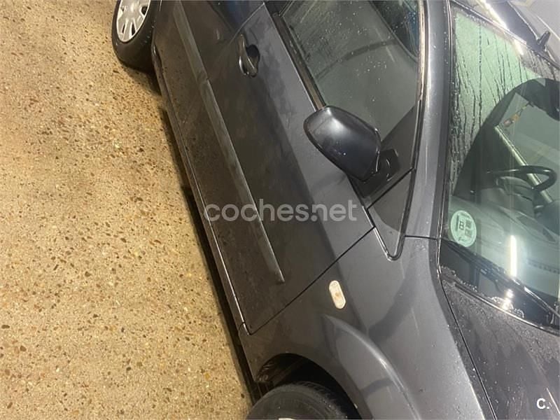 Usado Ford Fiesta Ambiente 68 CV (50 kW) 2006 Negro Utilitario