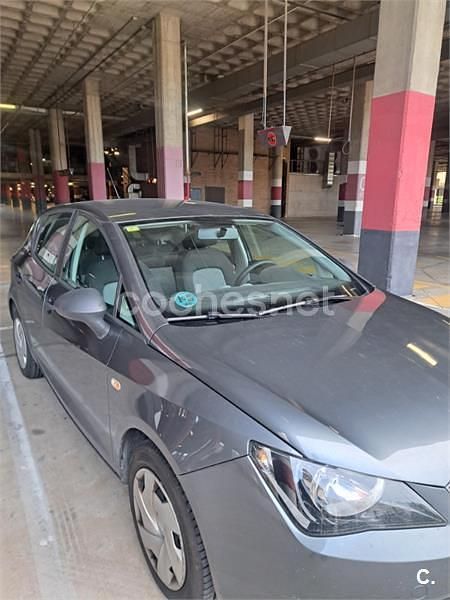 Usado Seat Ibiza Reference 85 CV (62 kW) 2013 Gris / plata Berlina