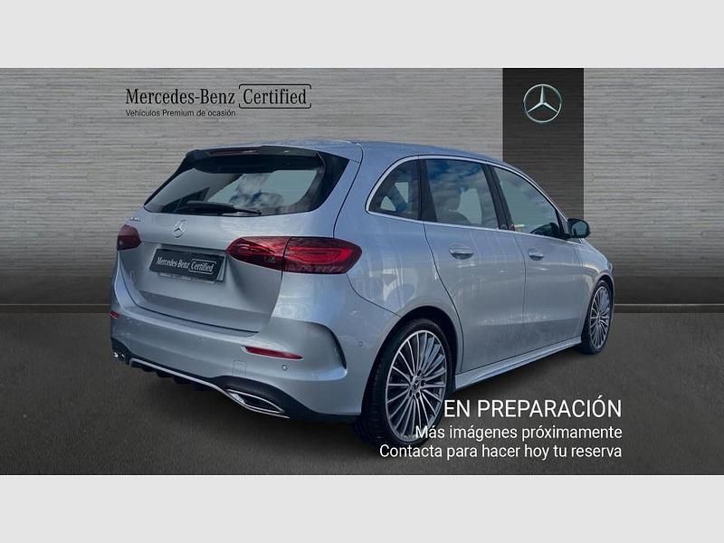 Usado Mercedes B200 AMG line 150 CV (110 kW) 2025 Gris / plateado Monovolumen