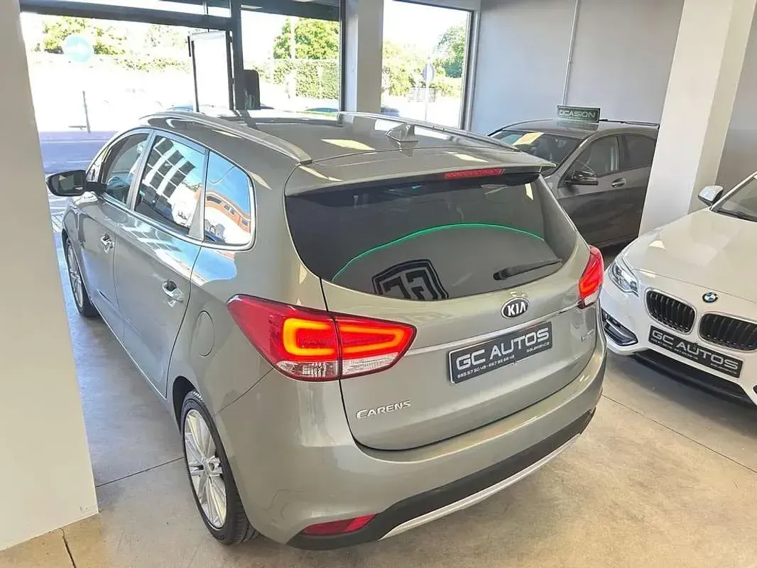 Usado Kia Carens 116 CV (85 kW) 2019 Gris Monovolumen