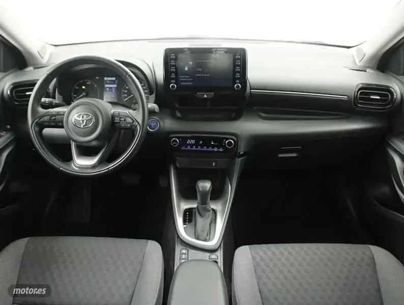 Usado Toyota Yaris Hybrid Active 116 CV (85 kW) 2022 Blanco Berlina