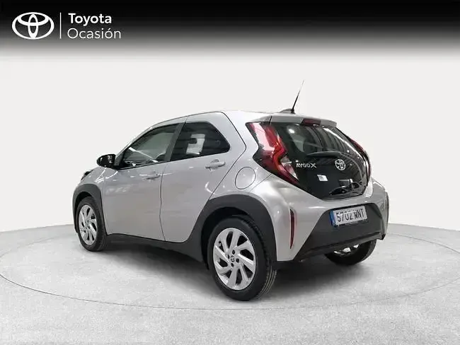 Usado Toyota Aygo X Play 72 CV (52 kW) 2024 Gris / plata SUV