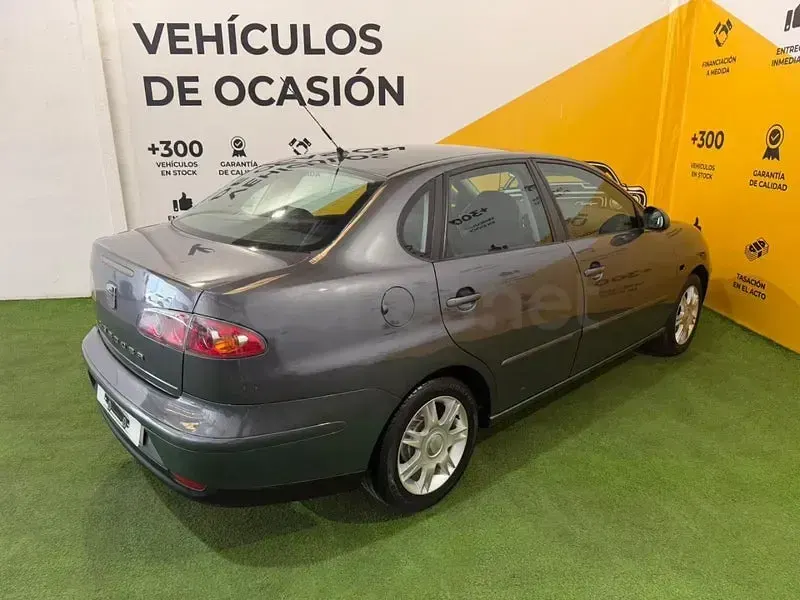 Usado Seat Cordoba Reference 85 CV (62 kW) 2006 Gris / plata Berlina