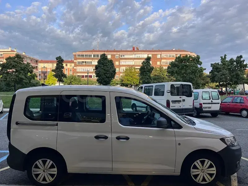 Usado VW Caddy 122 CV (89 kW) 2021 Blanco Monovolumen