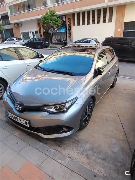 Usado Toyota Auris Hybrid Edition 136 CV (100 kW) 2018 Gris / plata Berlina