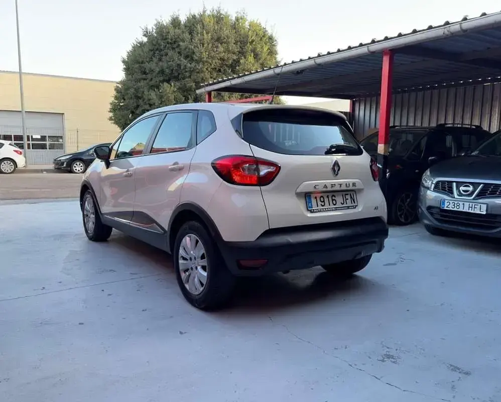 Usado Renault Captur Intens 90 CV (66 kW) 2015 Beige SUV