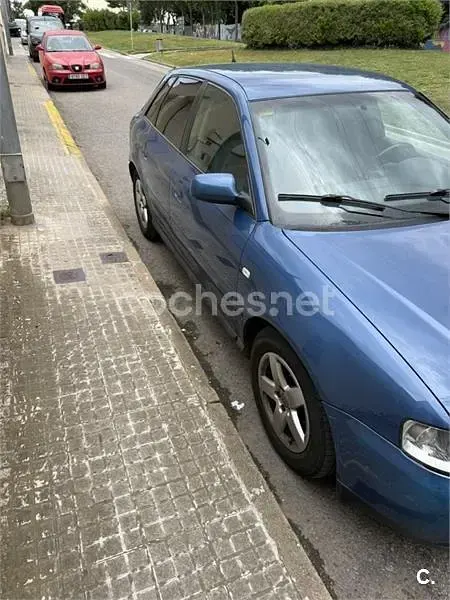 Usado Audi A3 Ambiente 100 CV (73 kW) 2001 Azul Utilitario
