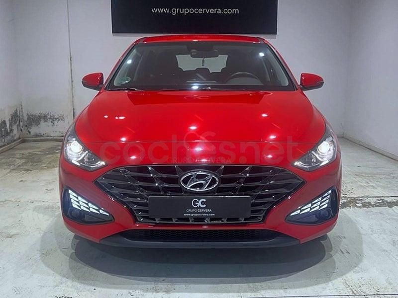 Usado Hyundai i30 110 CV (80 kW) 2022 Rojo Berlina