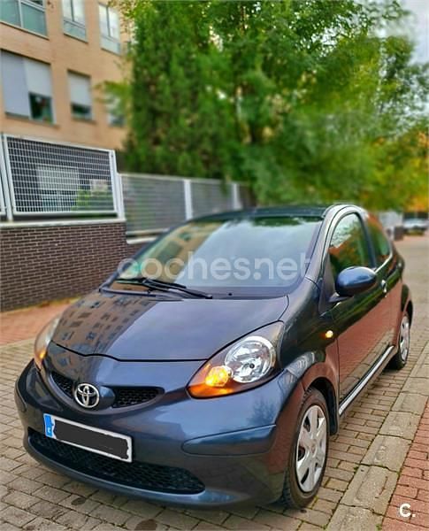 Usado Toyota Aygo Sport 68 CV (50 kW) 2005 Gris / plata Utilitario