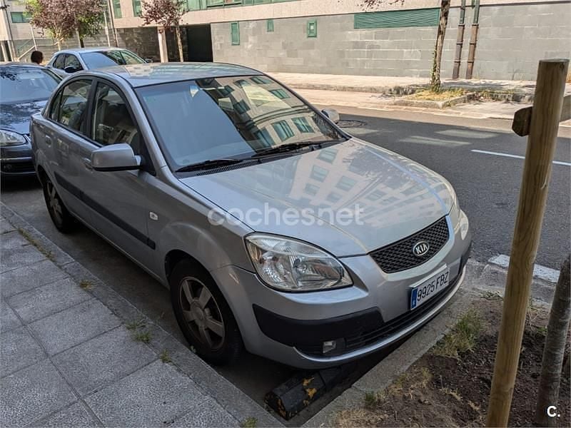 Usado Kia Rio EX 110 CV (80 kW) 2007 Gris / plata Berlina