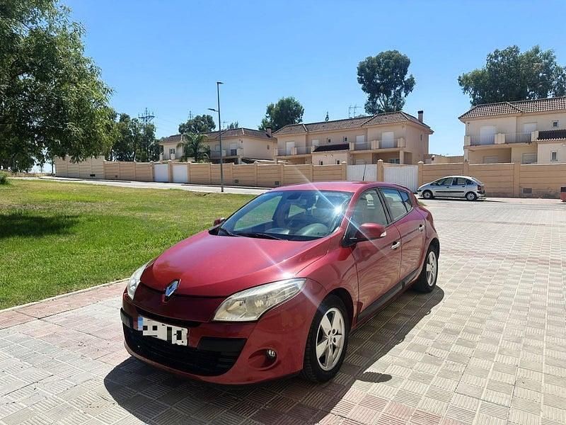 Usado Renault Mégane Dynamique 130 CV (95 kW) 2011 Granate Berlina