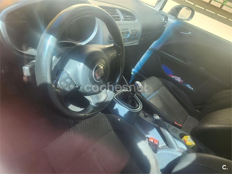 Usado Seat Leon Sport 105 CV (77 kW) 2007 Blanco Utilitario
