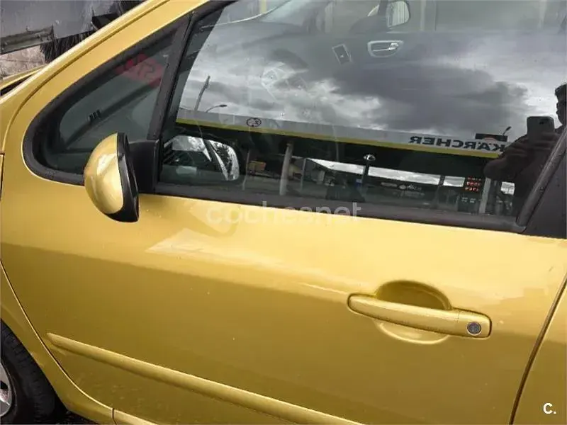 Usado Peugeot 307 90 CV (66 kW) 2001 Amarillo Utilitario