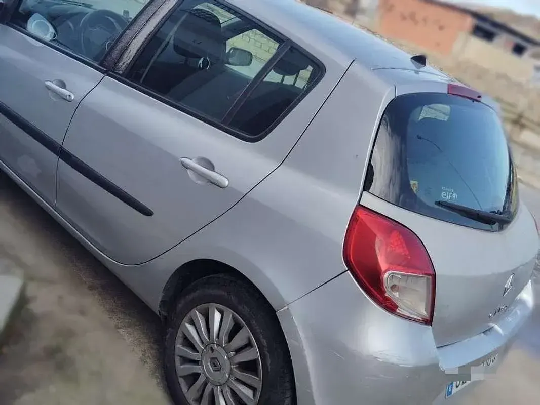 Usado Renault Clio Expression 86 CV (63 kW) 2011 Gris Utilitario