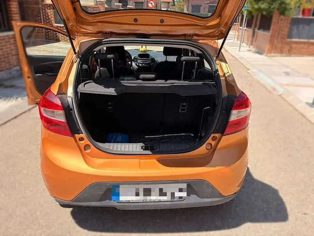 Usado Ford Ka Plus Ultimate 86 CV (63 kW) 2018 Naranja Utilitario
