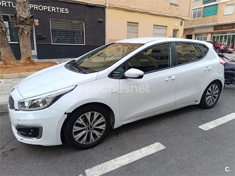 Blanco Usado 2018 Kia Ceed GT Berlina | 4700 € - Imagen 1/4