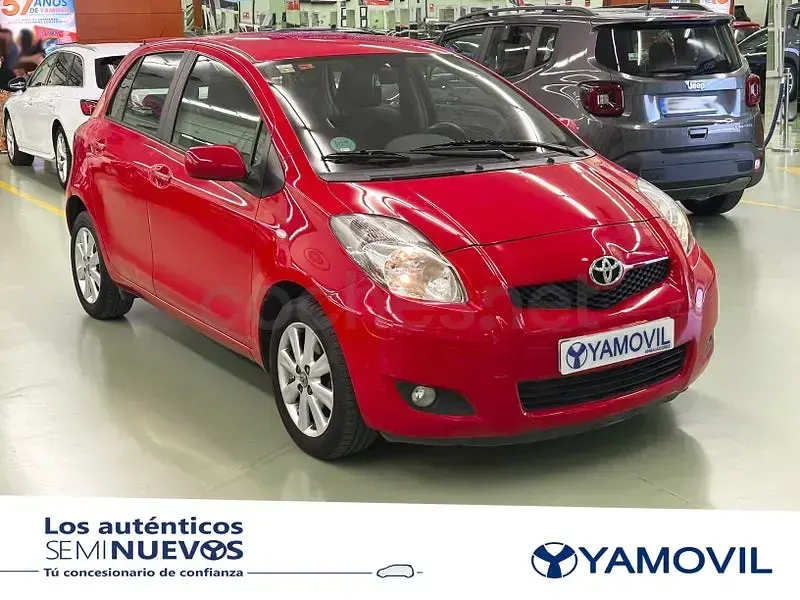 Usado Toyota Yaris Connect Style 101 CV (74 kW) 2011 Rojo Utilitario