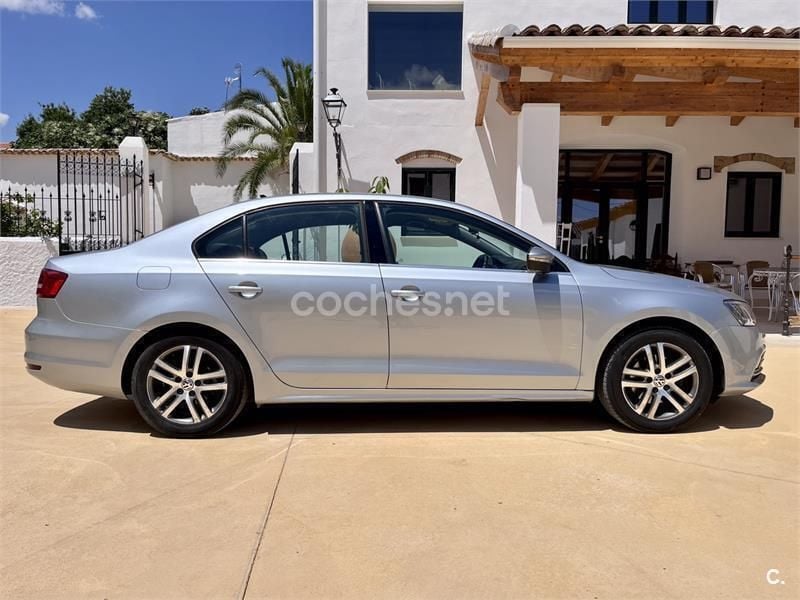 Usado VW Jetta Sportline 110 CV (80 kW) 2015 Gris / plata Berlina
