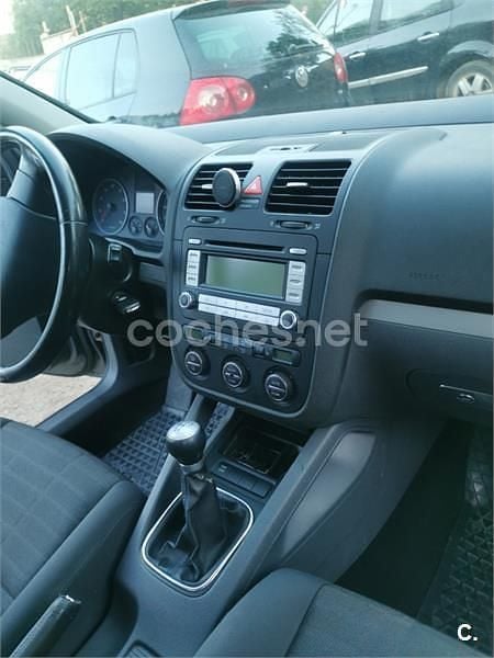 Usado VW Golf V Highline 140 CV (102 kW) 2007 Gris / plata Berlina