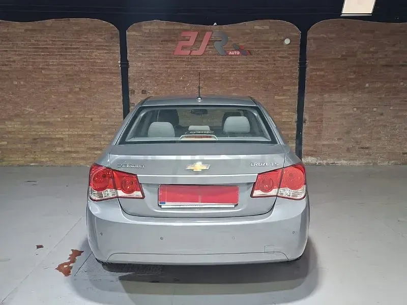Usado Chevrolet Cruze LS 125 CV (91 kW) 2010 Gris / plata Berlina