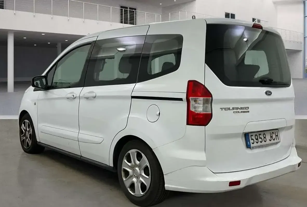 Usado Ford Tourneo Courier Trend 76 CV (55 kW) 2015 Blanco Monovolumen