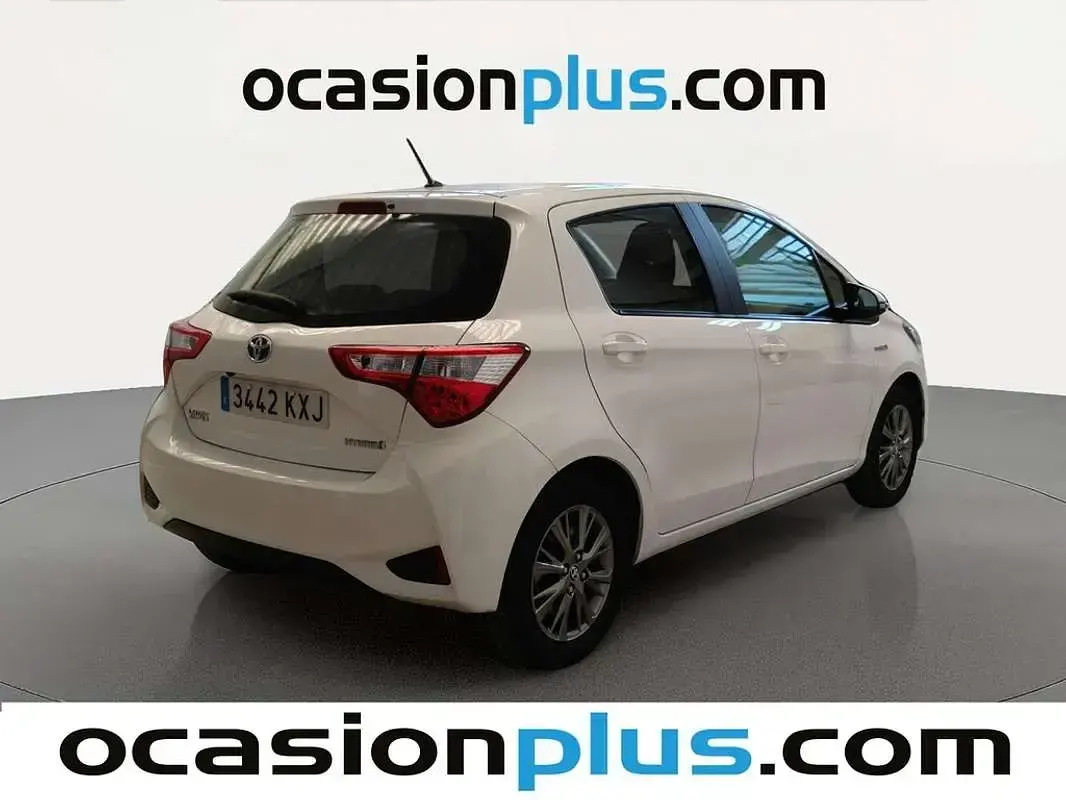 Usado Toyota Yaris Hybrid Active 100 CV (73 kW) 2019 Blanco Utilitario