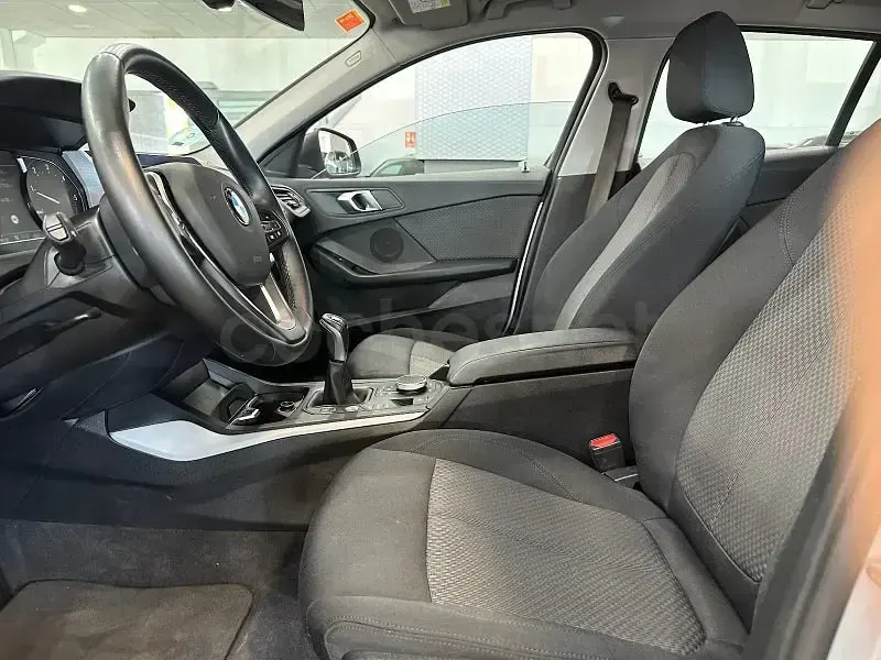 Usado BMW 118 150 CV (110 kW) 2021 Gris / plata Berlina