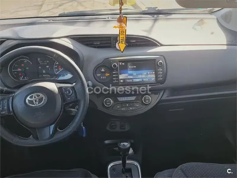 Usado Toyota Yaris Hybrid Active 100 CV (73 kW) 2018 Blanco Berlina