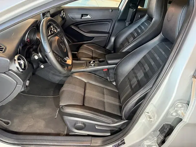 Usado Mercedes GLA200 136 CV (100 kW) 2017 Gris / plata SUV