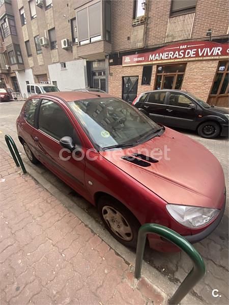 Usado Peugeot 206 75 CV (55 kW) 2001 Rojo Berlina