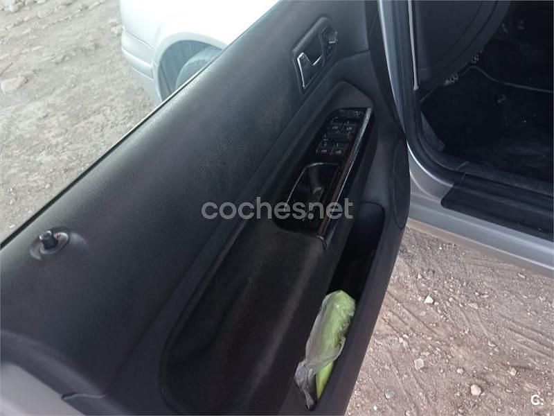Usado VW Golf IV Conceptline 105 CV (77 kW) 2002 Gris / plata Berlina