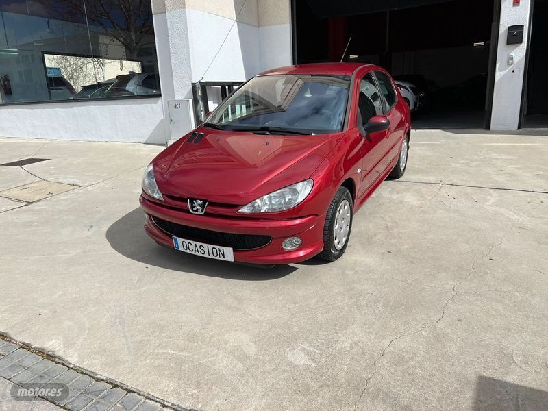 Rojo Usado 2004 Peugeot 206 Berlina | 3697 € - Imagen 1/4