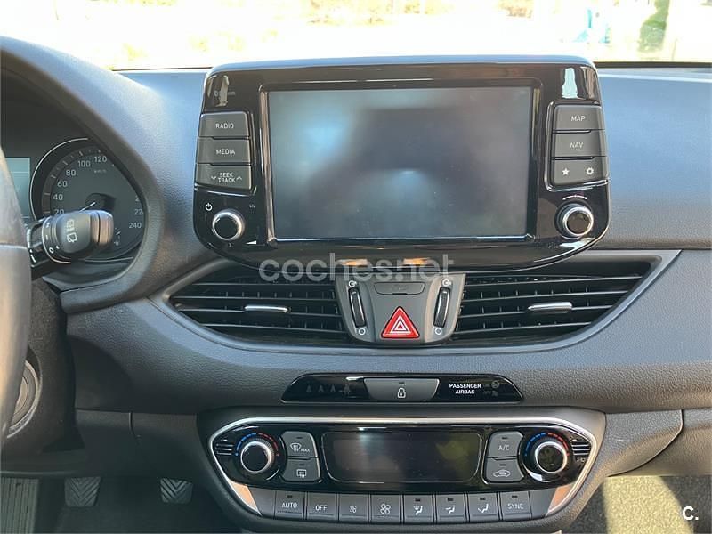 Usado Hyundai i30 120 CV (88 kW) 2017 Gris / plata Berlina