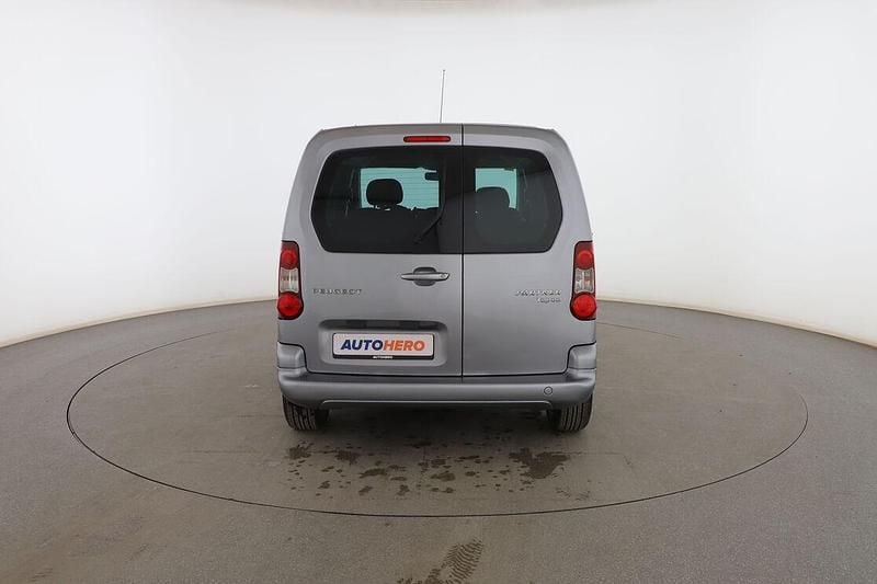 Usado Peugeot TePee Active 100 CV (73 kW) 2017 Plata Monovolumen