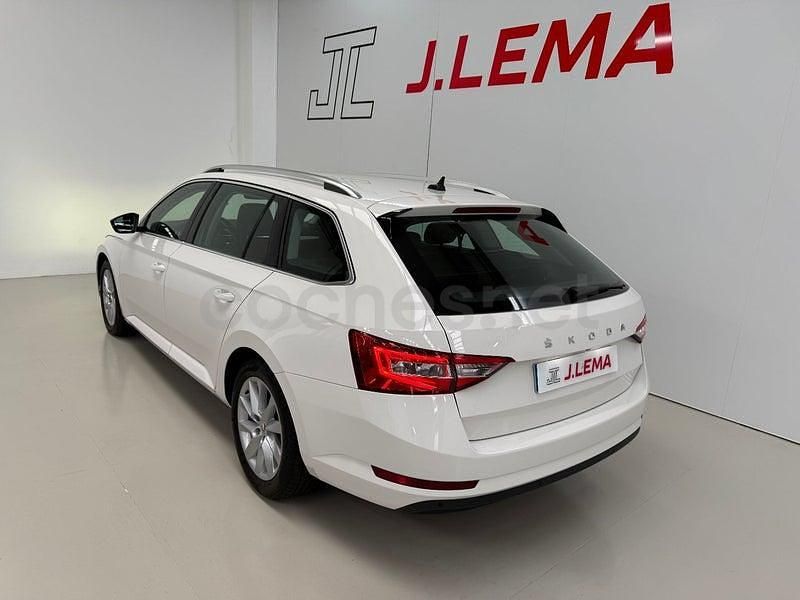 Usado Skoda Superb Ambition 150 CV (110 kW) 2021 Blanco Familiar