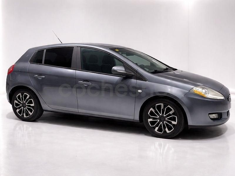 Usado Fiat Bravo Dynamic 120 CV (88 kW) 2010 Gris / plata Utilitario