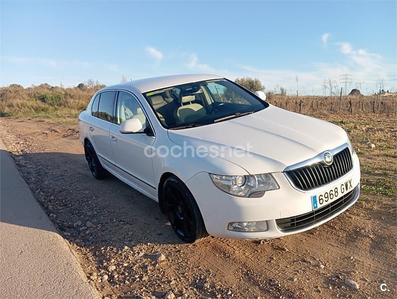 Usado Skoda Superb Exclusive 140 CV (102 kW) 2010 Blanco Berlina