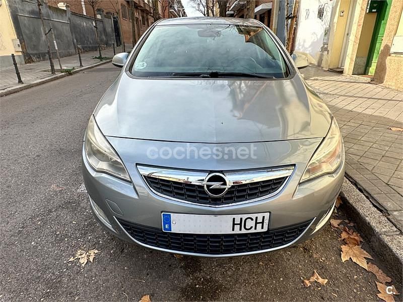 Usado Opel Astra Enjoy 110 CV (80 kW) 2011 Gris / plata Berlina