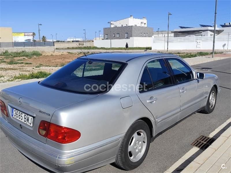 Usado Mercedes E290 129 CV (94 kW) 1997 Gris / plata Berlina
