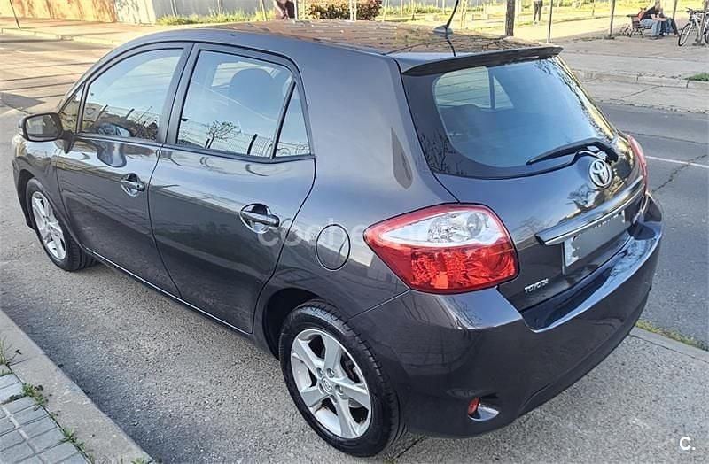 Usado Toyota Auris Active 90 CV (66 kW) 2011 Marrón Utilitario