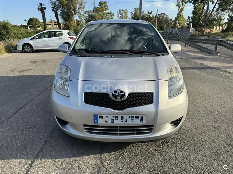 Usado Toyota Yaris 90 CV (66 kW) 2007 Gris / plata Utilitario