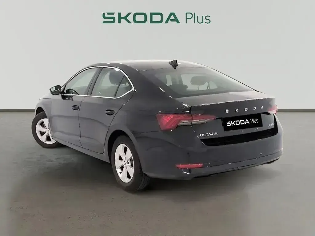 Usado Skoda Octavia Ambition 110 CV (80 kW) 2022 Negro Berlina