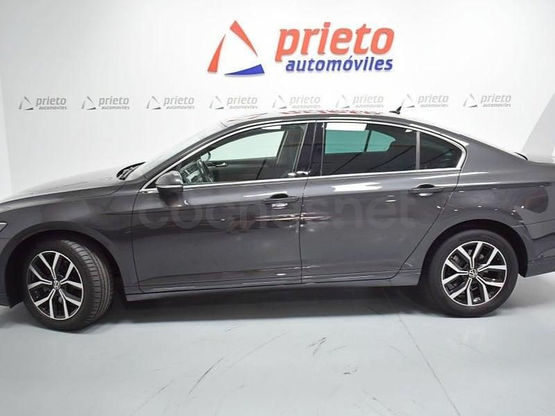 Usado VW Passat Executive 150 CV (110 kW) 2021 Gris / plata Berlina
