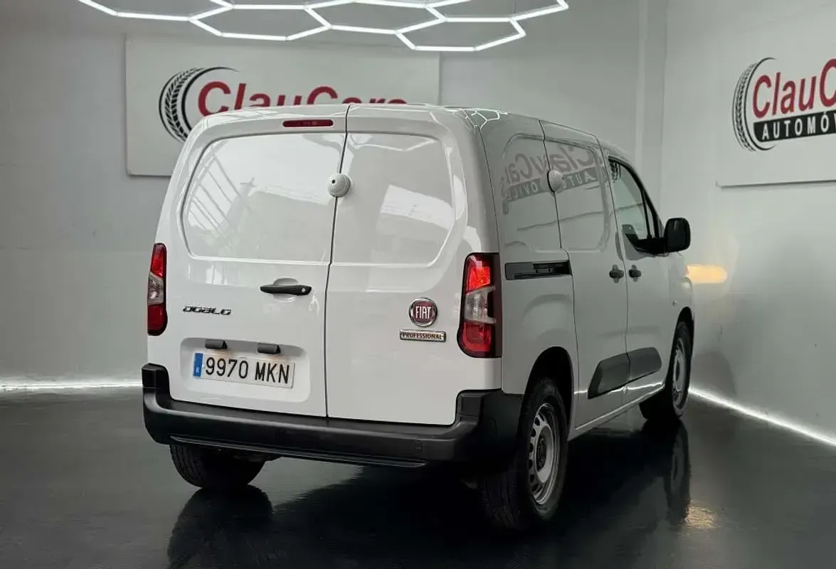 Usado Fiat Doblò 102 CV (75 kW) 2023 Blanco Monovolumen