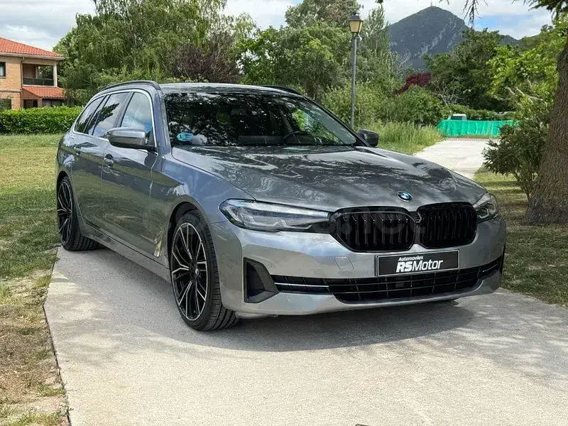 Usado BMW 520 Comfort Edition 190 CV (139 kW) 2023 Gris / plata Familiar
