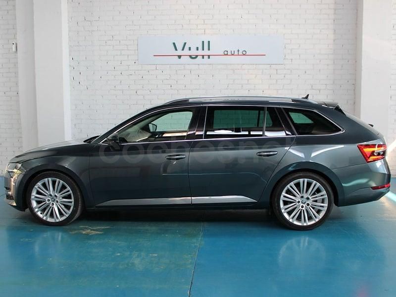 Usado Skoda Superb Style 150 CV (110 kW) 2021 Azul Familiar